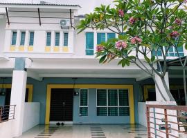 Spacious cozy Lakeville homestay 4 bedrooms all with AirCond, hotel di Seri Iskandar