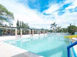 RedDoorz at Royal Grande Beach Resort Batangas, hotel v destinaci Batangas