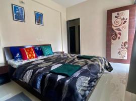 1 BHK flat with Free Wi Fi Kitchen – hotel w mieście Pune