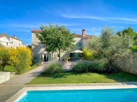 Charming villa Kalu with private pool near Rovinj, hotel v mestu Mrgani