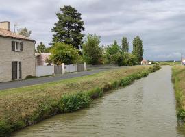 Izzys, hotel with parking in Champagné-les-Marais