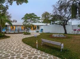 SaffronStays Kairos Zeus, Karjat - Greek style pool villa near Camp Max, Cottage in Karjat