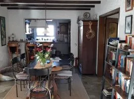 gemütliche Unterkunft mit kleiner Treppe verbunden und Dachterrasse