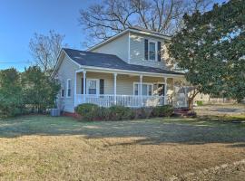 Columbia Home with Spacious Yard Less Than 2 Mi to Dtwn, hotell i Columbia