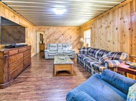 Pet-Friendly Ellijay Escape with Yard and Grill!, holiday home in Colima