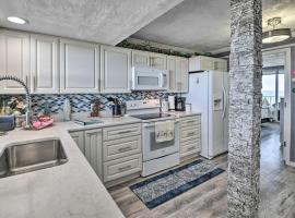 Bright Daytona Beach Condo with Community Pool!, отель в Дейтона-Бич, рядом находится Поле для гольфа Pirates Island Adventure