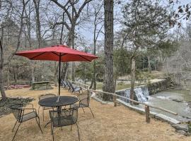 Warm and Peaceful Home with Fire Pit on Haw River, rumah liburan di Pittsboro