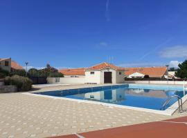 Maison avec piscine commune à 800m de la plage, hotel en Brem-sur-Mer