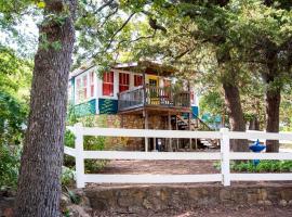 The Bluebird Cottage Style Cabin with Hot Tub near Turner Falls and Casinos, hytte i Davis