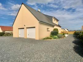 Family Home - Aux portes de l'Histoire, goedkoop hotel in Tour-en-Bessin