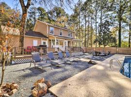 Lakefront Macon Home with Pool, Dock and Fire Pit!, Cottage in Macon