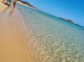 Martina's Place (with panoramic views), hotell i Chia