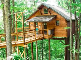 Treehouse #6 by Amish Country Lodging, casă de vacanță din Millersburg