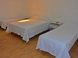 Habitación con oficina a la calle, hotel in La Rioja