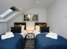 Aisiki Apartments at Stanhope Road, North Finchley, Airconditioned 3-Bedroom and 2-Bathroom, Pet-Friendly Duplex Flat, King or Twin Beds, with Free Wi-Fi