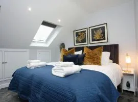 Aisiki Apartments at Stanhope Road, North Finchley, Airconditioned 3-Bedroom & 2-Bathroom, Pet-Friendly Duplex Flat, King or Twin Beds, with Free Wi-Fi