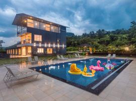 SaffronStays Sundowner by the Lake, Karjat - party-perfect pool villa with rain dance and cricket turf، فيلا في كارجات