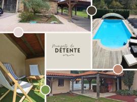 maison de vacances Mont de Marsan，Lucbardez-et-Bargues的附設泳池的飯店