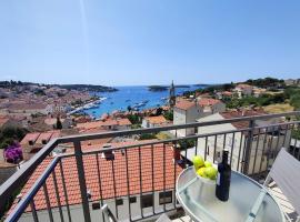 Brand new apt W balcony & perfect seaview at center, hotel em Hvar