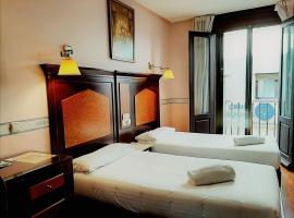 Hosteria Sara by gaiarooms, guest house in Salamanca