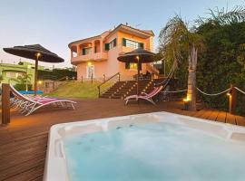 Villa Arade Riverside - Jacuzzi and Heated Pool by SIDE VILLAS โรงแรมใกล้ Silves Train Station ในซิลเวส