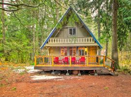 Cozy A-Frame with Hot Tub, Fire Pit, and Fireplace!, Hotel mit Parkplatz in Packwood