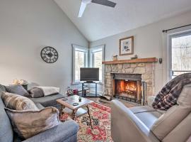 Bright Lake Harmony Townhome Less Than 1 Mi to Jack Frost!, cottage à Lake Harmony