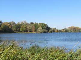 Au Bord de L'Eau, хотел близо до Victor Jousselin Hospital, Dreux, Écluzelles