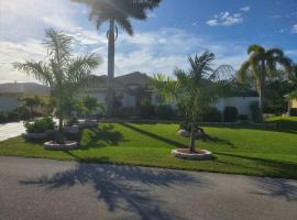 2 Private Cabanas with a private Pool and outdoor kitchen, feriebolig i Cape Coral