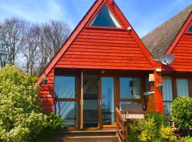 Clifftop Chalet With Pool, Hütte in Deal