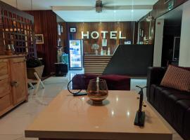 Hostal Manakin, hotel a prop de Platja d'El Murciélago, a Manta