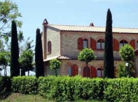 Holiday home in the countryside with swimming pool and tennis court, hotel en Montelparo