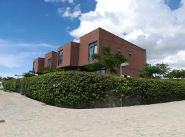 Condomínio Veloso, hotel v Nacale