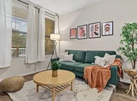 New! King Bed Trendy 1 BR Resort Style w/ Pool