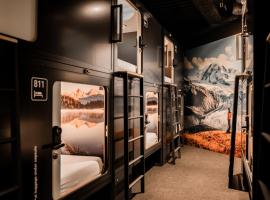 Capsule Hotel - Alpine Garden Zurich Airport, hotel di Kloten