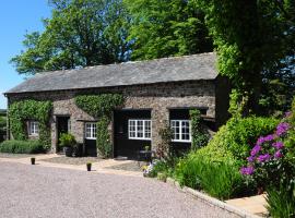 Cloister Park Cottages, holiday home in Frithelstock