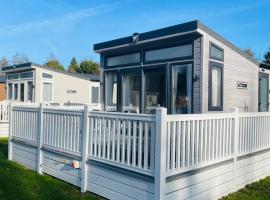 Brians Lodge with Hot Tub, holiday home in Pocklington