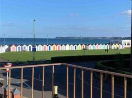 Loveliest Homes Paignton - Casa Marina - 3 bed, 2 bathroom house, balcony, parking, chata v destinácii Paignton