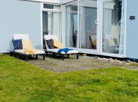 Delightful chalet, overlooking estuary! – hotel w mieście Ferryside