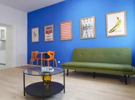 Vibrant Design Apartments - Full Kitchen - Wi-Fi - 18 Mins to City Centre