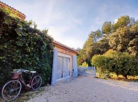 Studio avec jardin entre Aix-en-Provence, Luberon et Verdon, cheap hotel in Peyrolles-en-Provence
