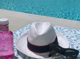 Marbella GOLF & SEA LODGE - HEATED POOL 28 degrees 365 days, hotel v destinaci Estepona