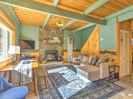Cozy Big Bear Lake Cabin about 1 Mi to Skiing!, villa in Big Bear Lake