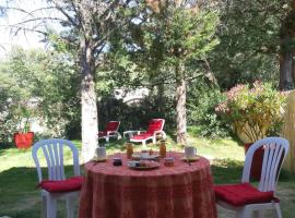 Suite avec jardin entre Aix en Provence, Luberon et Verdon, bed and breakfast en Peyrolles-en-Provence