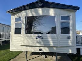 Luxury 2 Bedroom Caravan at Mersea Island Holiday, alojamento para férias em East Mersea
