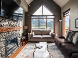 Spacious Penthouse Suite-king Beds-pool & Hot Tub, hytte i Canmore
