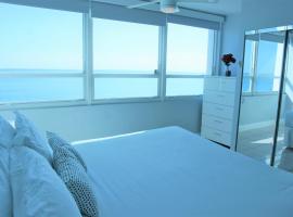 Oceanfront condo with ocean view beach, bar, free parking and gym!, villa i Miami Beach
