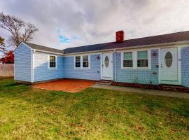 Downtown Beach Cottage, Ferienwohnung in West Yarmouth