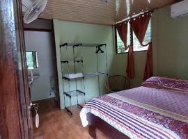 Hostal y cabinas anita-and rafting tour!, habitació en una casa particular a Siquirres