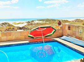 14 Penguin Place, Melkbosstrand, hotel en Melkbosstrand